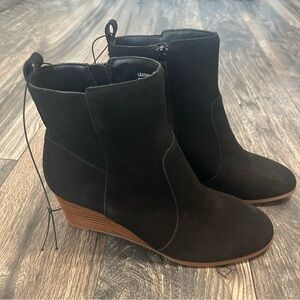 NWOT Black Suede Like Ankle Boots Wedge Heel Zip Women’s Violet & Red Size 8